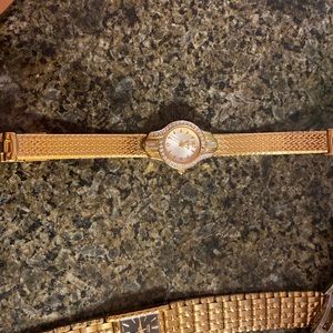 VINTAGE AWOMEN'S ELGIN ANALOG DRESS WATCH GOLD TONE TEXTURED BAND  EG183
